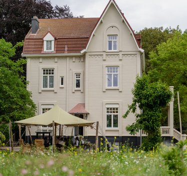 Holiday home for 12 people in Limburg with lovely garden.